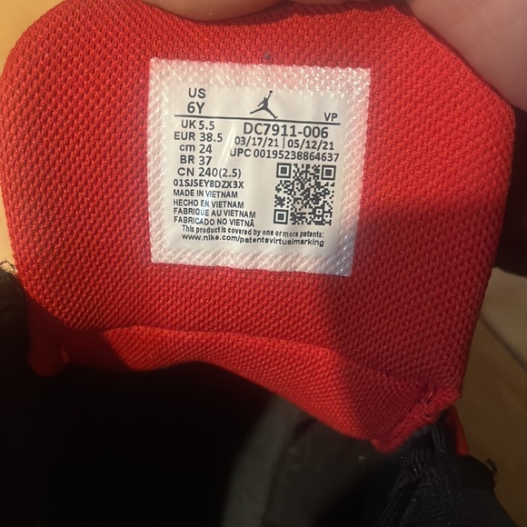 Youth size 6y Jordan pro strong sneakers - Picture 3 of 3